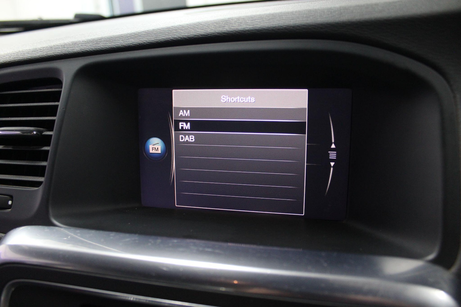 Used Volvo V60 2018 for sale - 76866576: Photo 32