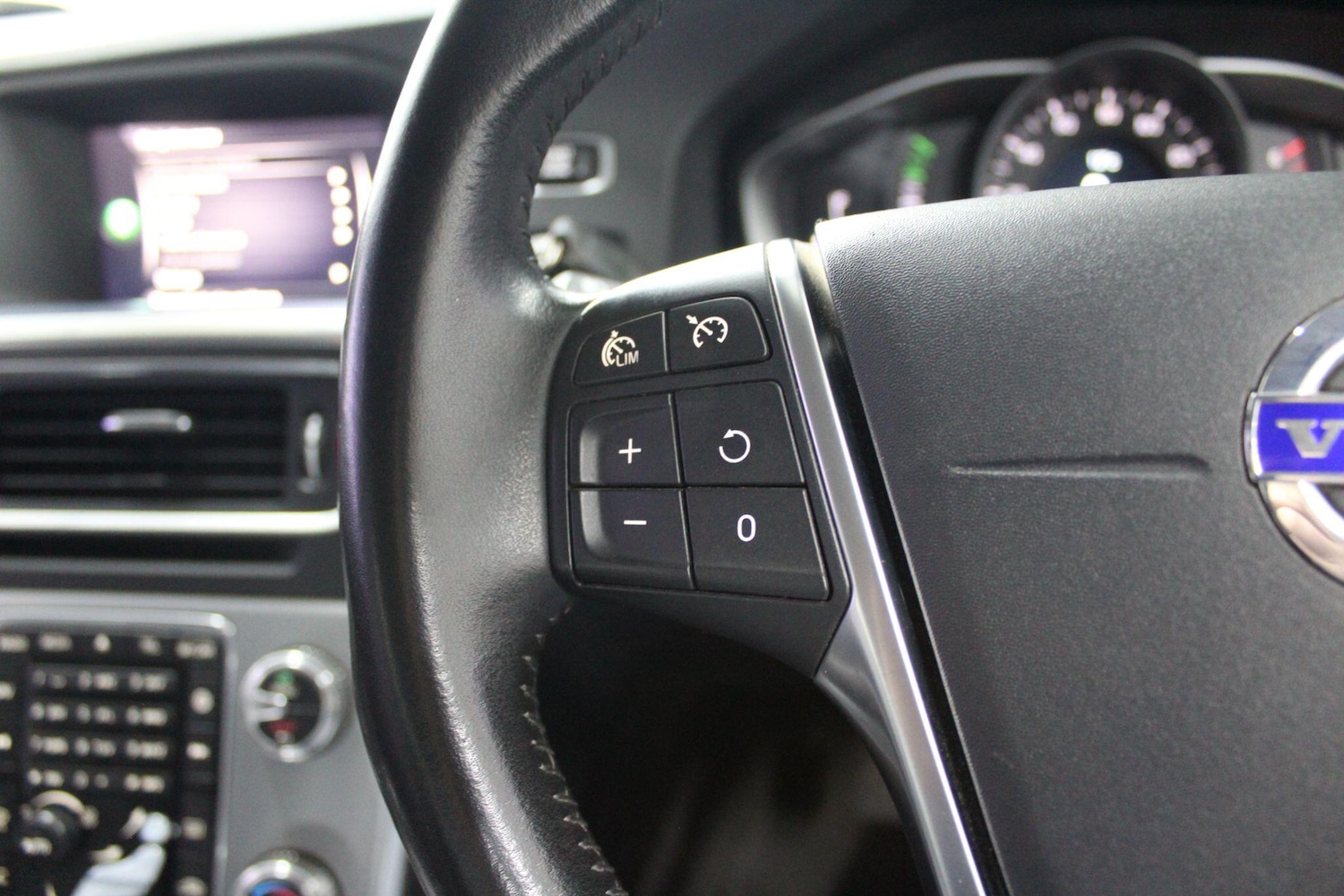 Used Volvo V60 2018 for sale - 76866576: Photo 37