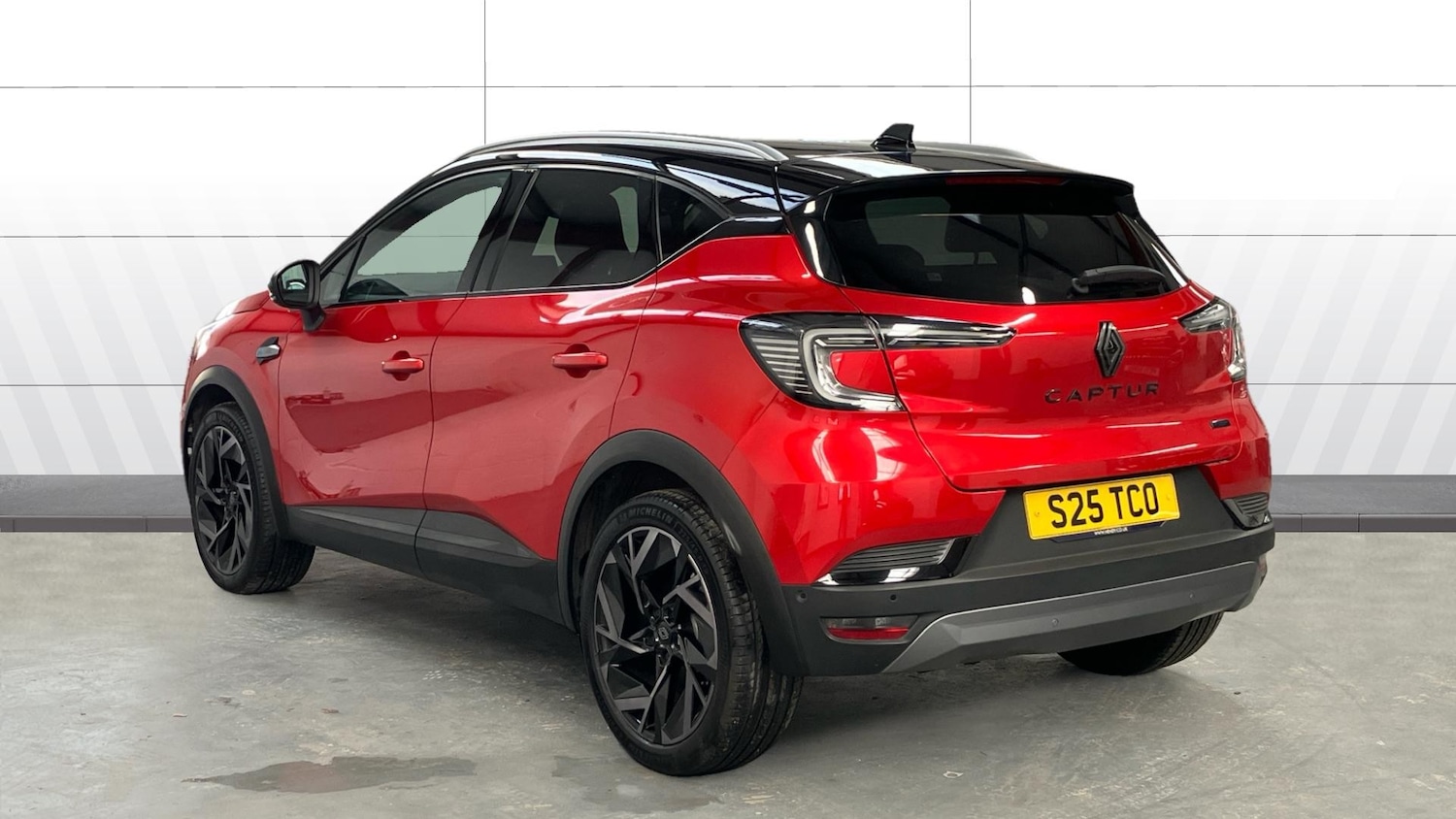 Used Renault Captur 2024 for sale - 76722703: Photo 2