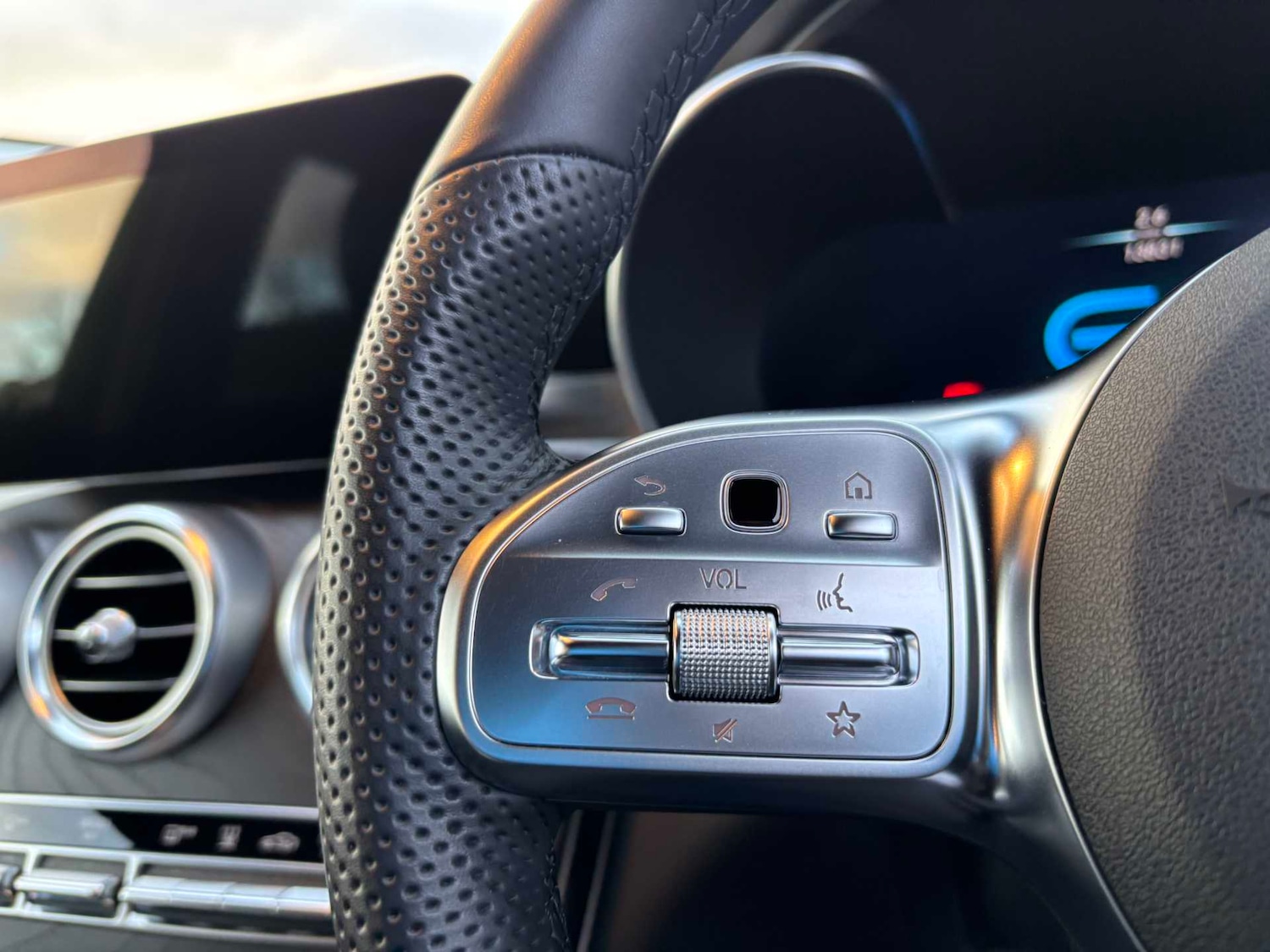 Used Mercedes-Benz GLC 2022 for sale - 76662023: Photo 18