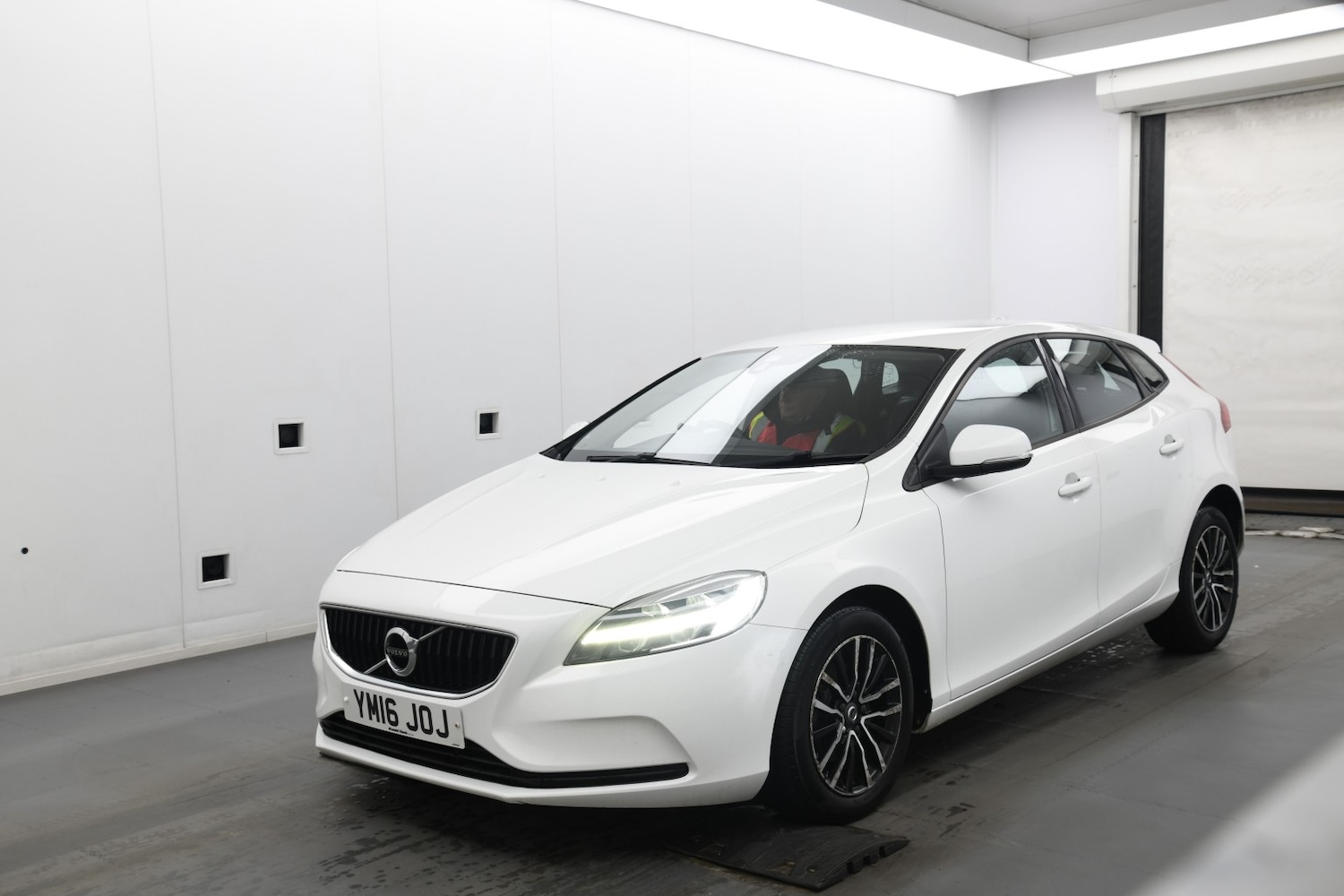 Used Volvo V40 2016 for sale - 77636915: Photo 2