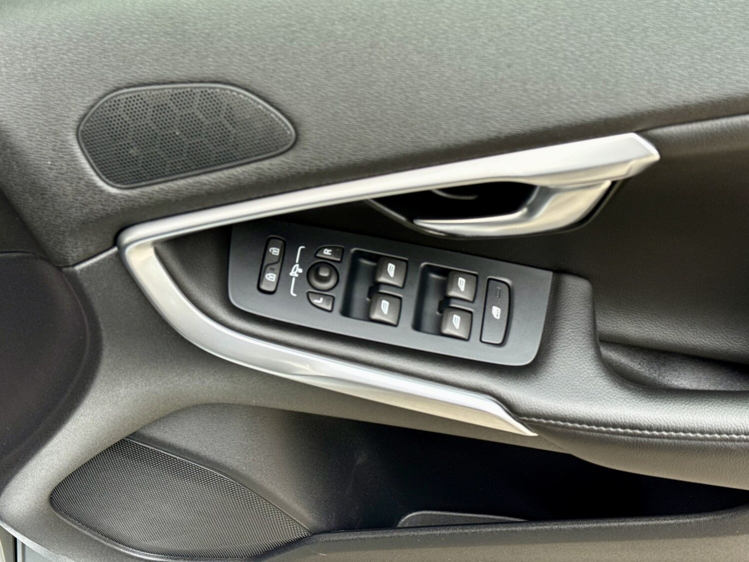 Used Volvo V40 2016 for sale - 77465001: Photo 32