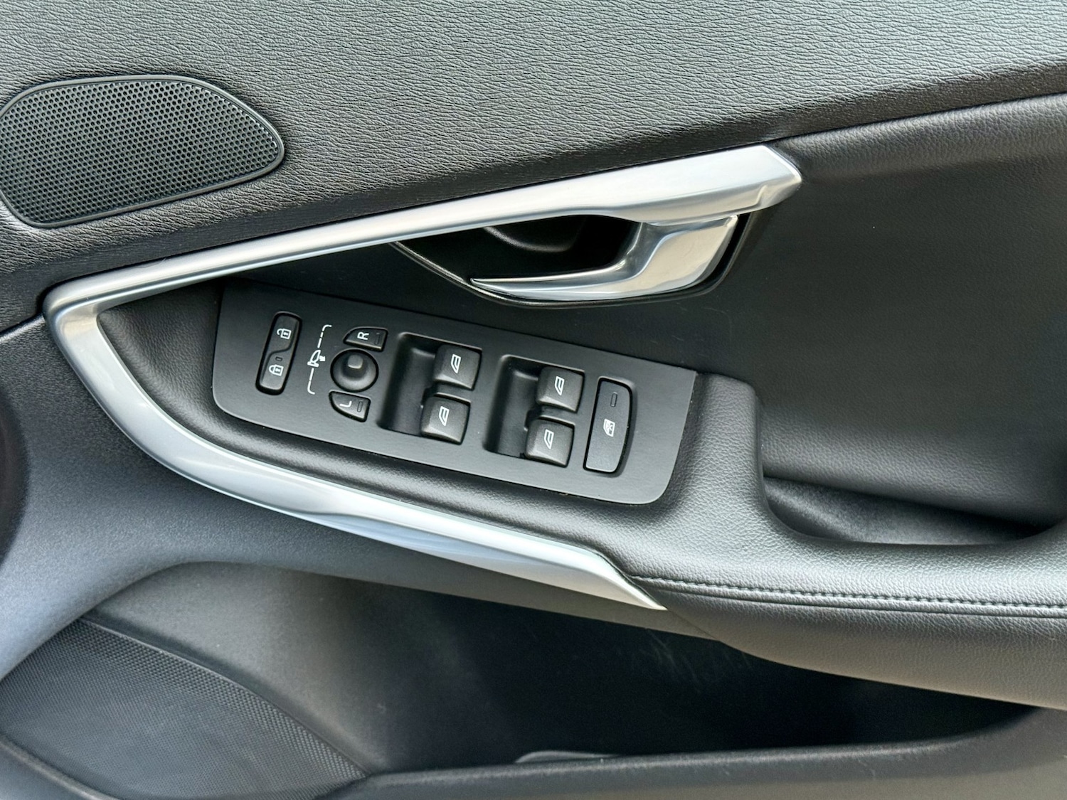 Used Volvo V40 2017 for sale - 76643481: Photo 30