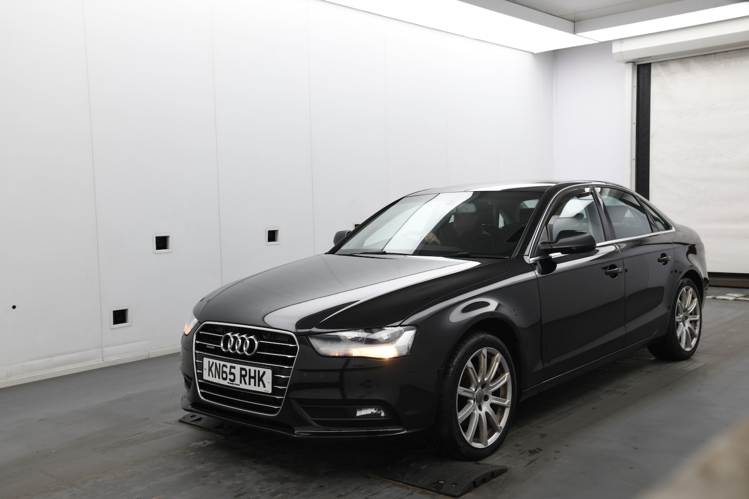 Used Audi A4 2015 for sale - 76836939: Photo 2