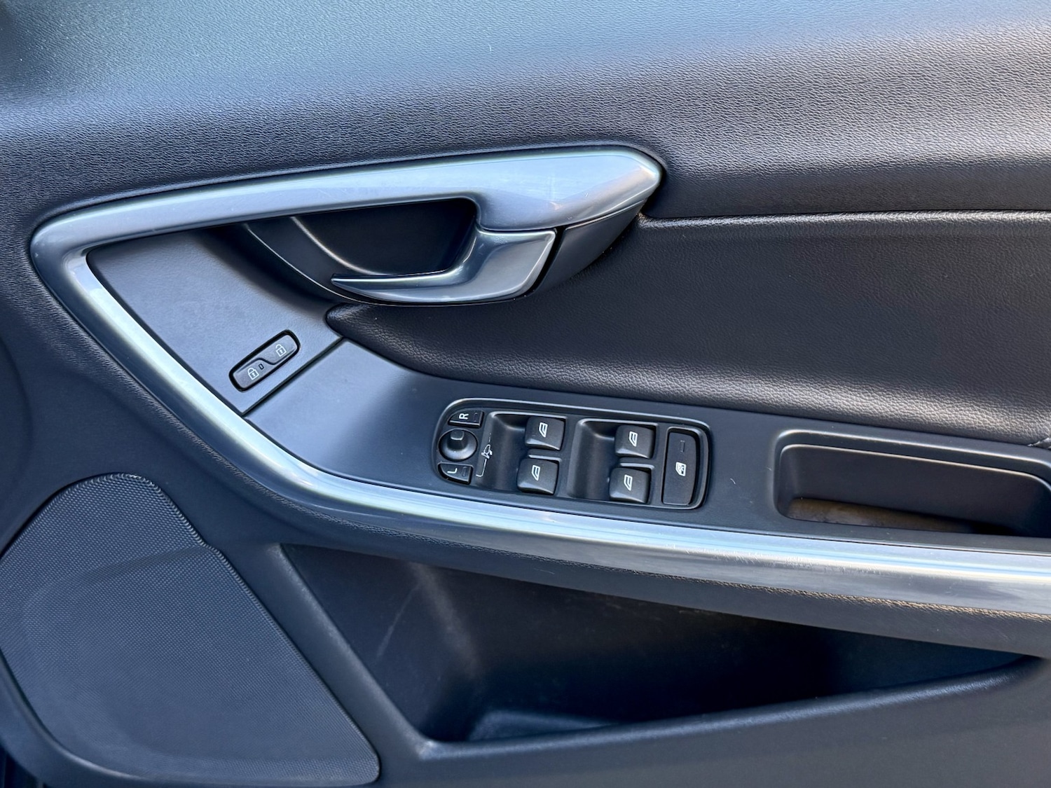 Used Volvo V60 2015 for sale - 76618614: Photo 18