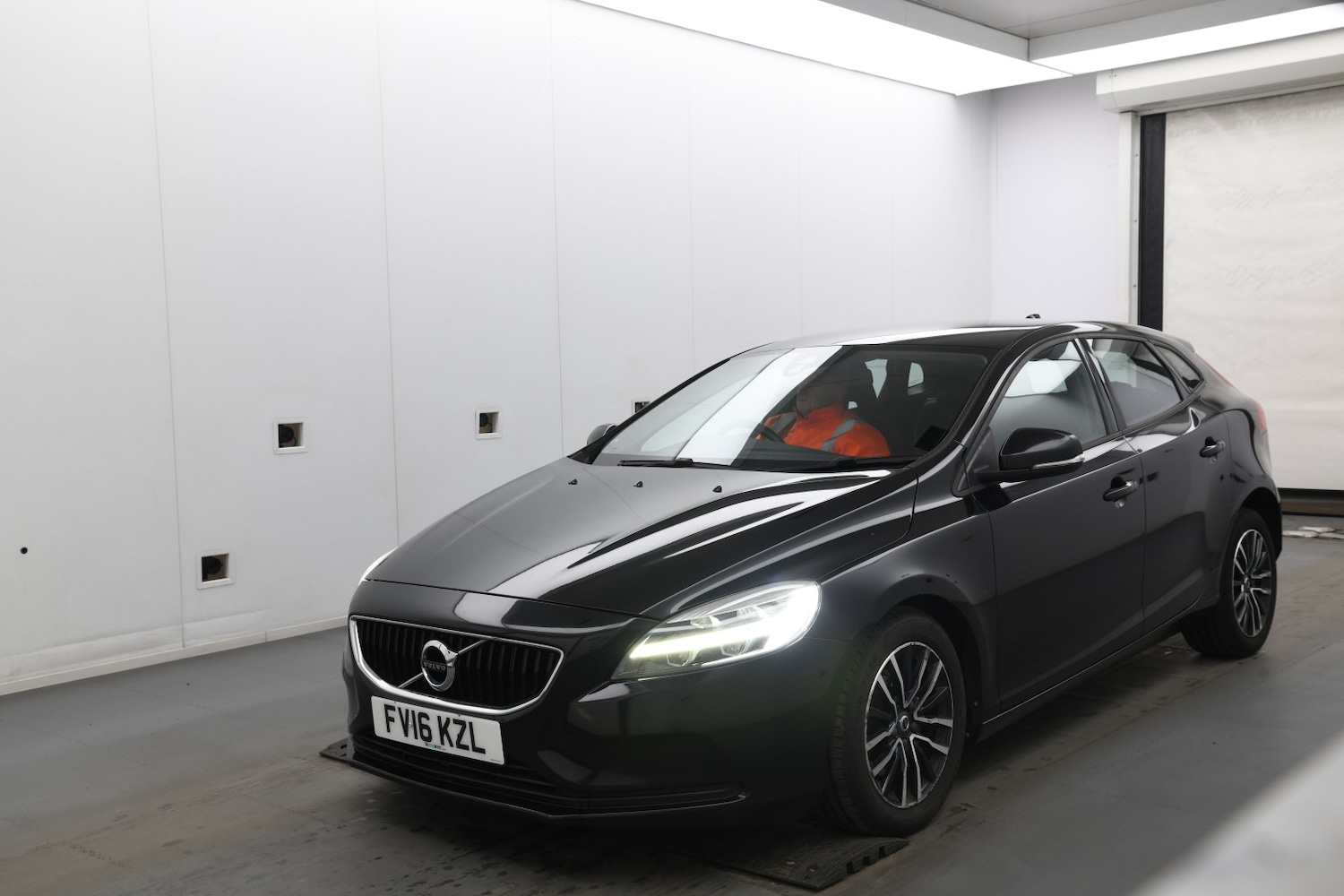 Used Volvo V40 2016 for sale - 77303643: Photo 2