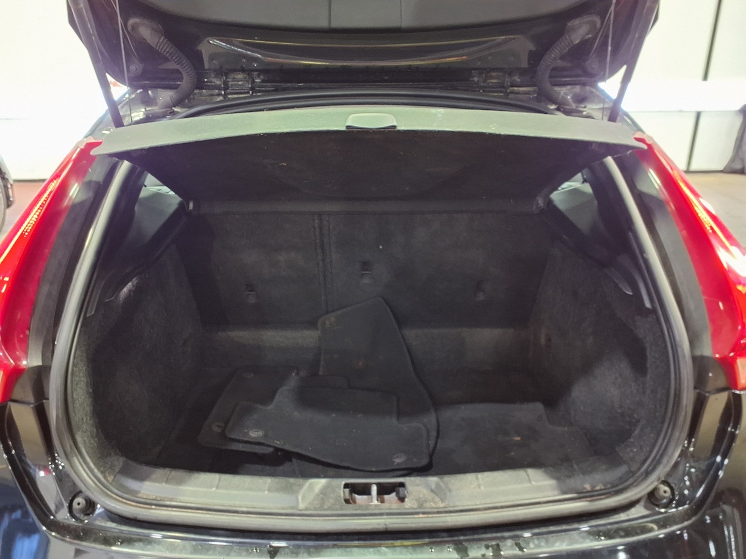 Used Volvo V40 2016 for sale - 77303643: Photo 5