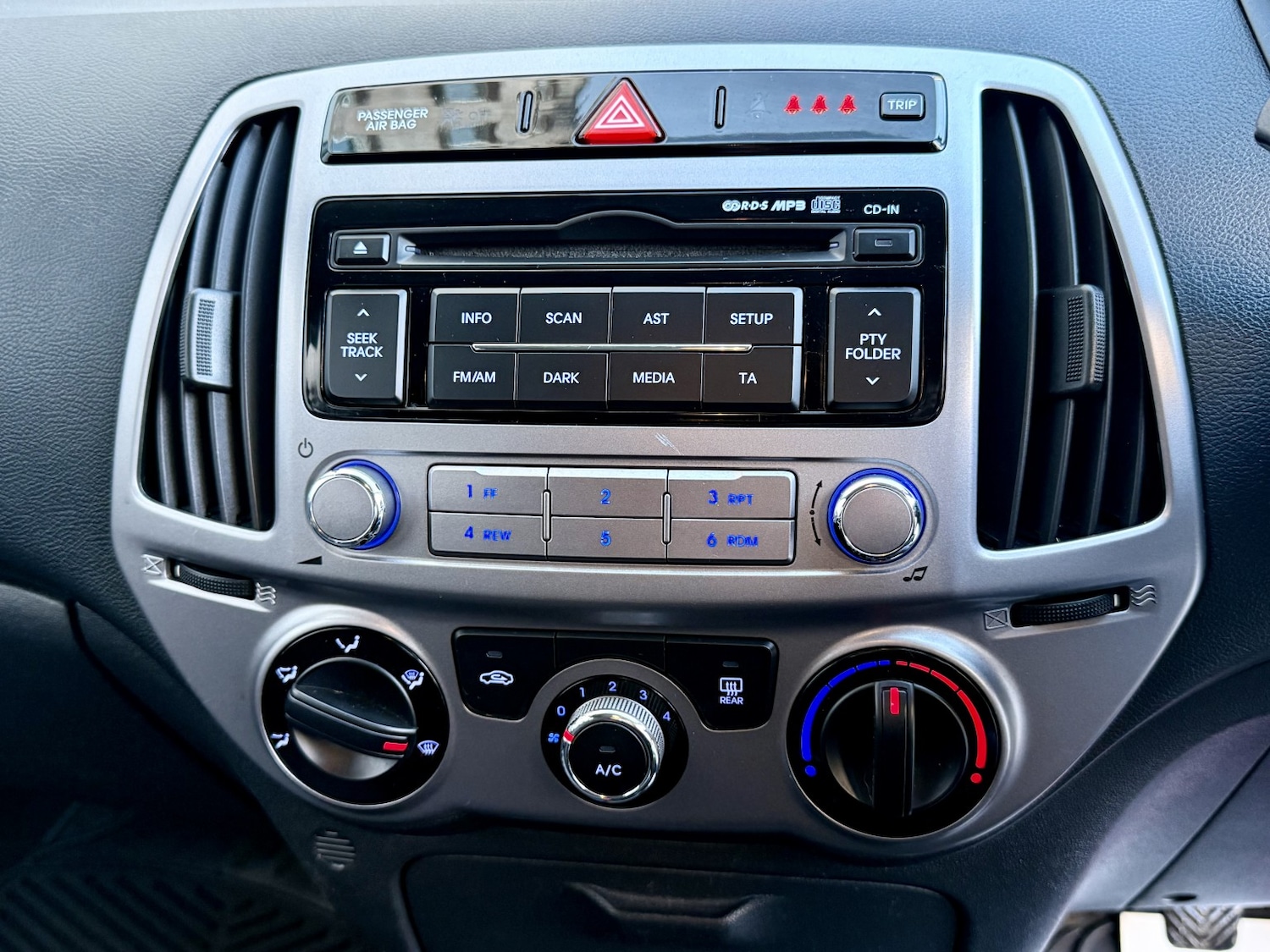 Used Hyundai i20 2015 for sale - 76268542: Photo 18