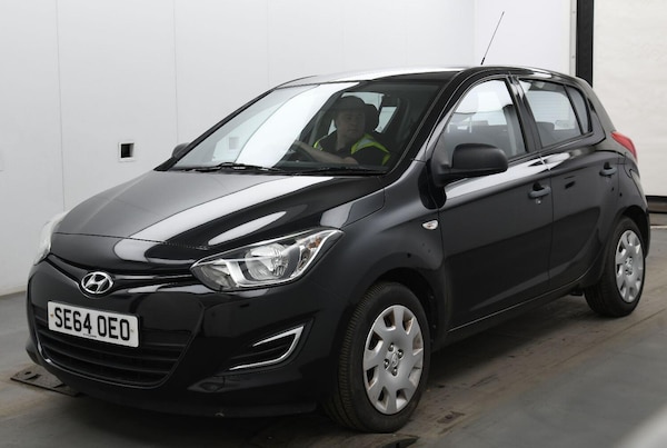 Used Hyundai i20 2015 for sale - 76268542: Photo 2
