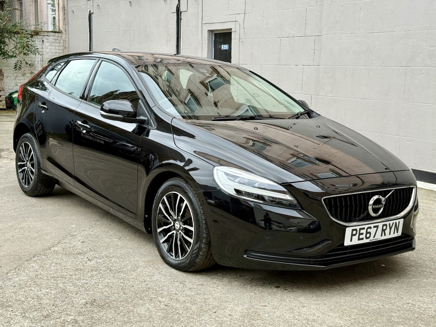 Used Volvo V40 2017 for sale - 76347198: Photo 1