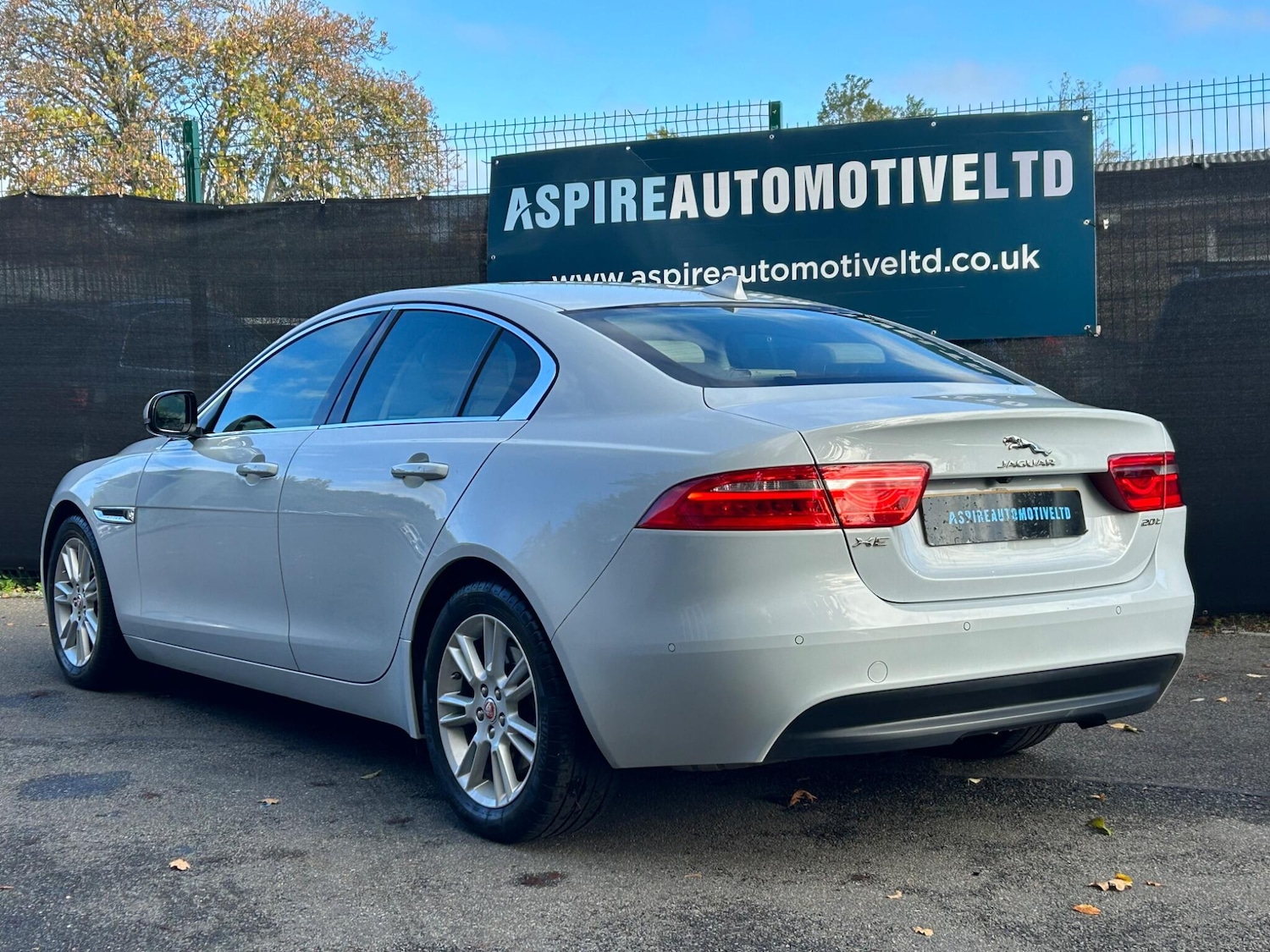 Used Jaguar XE 2015 for sale - 76440624: Photo 4