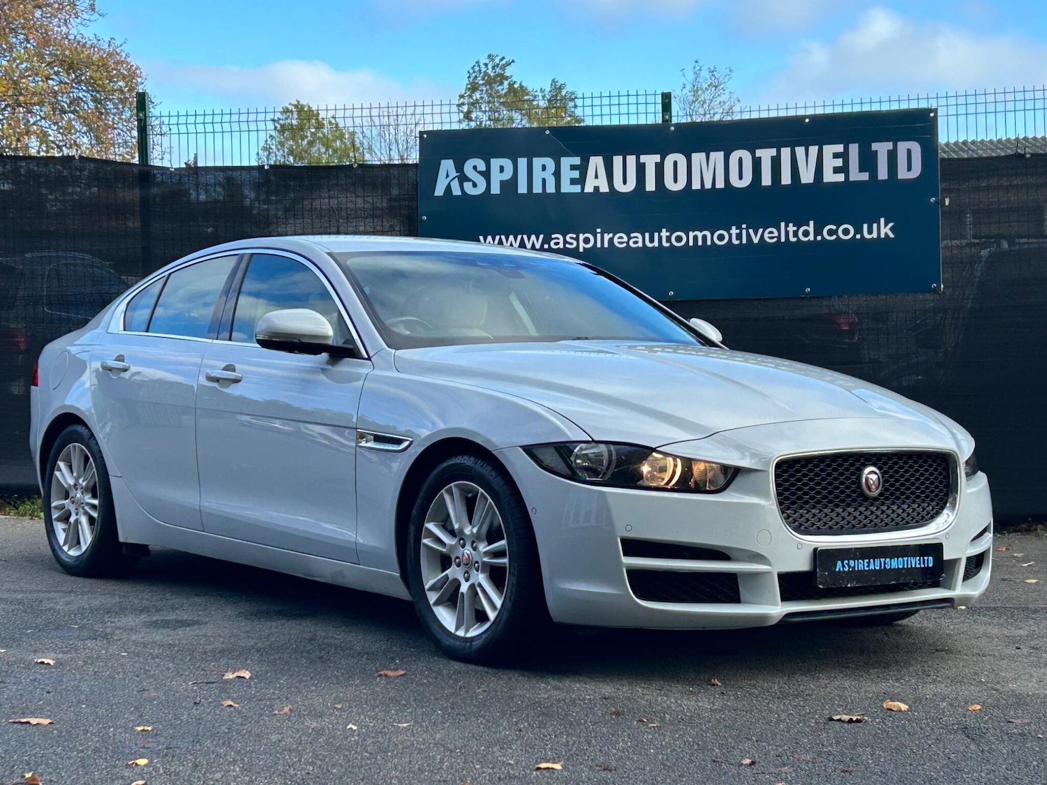 Used Jaguar XE 2015 for sale - 76388490: Photo 1