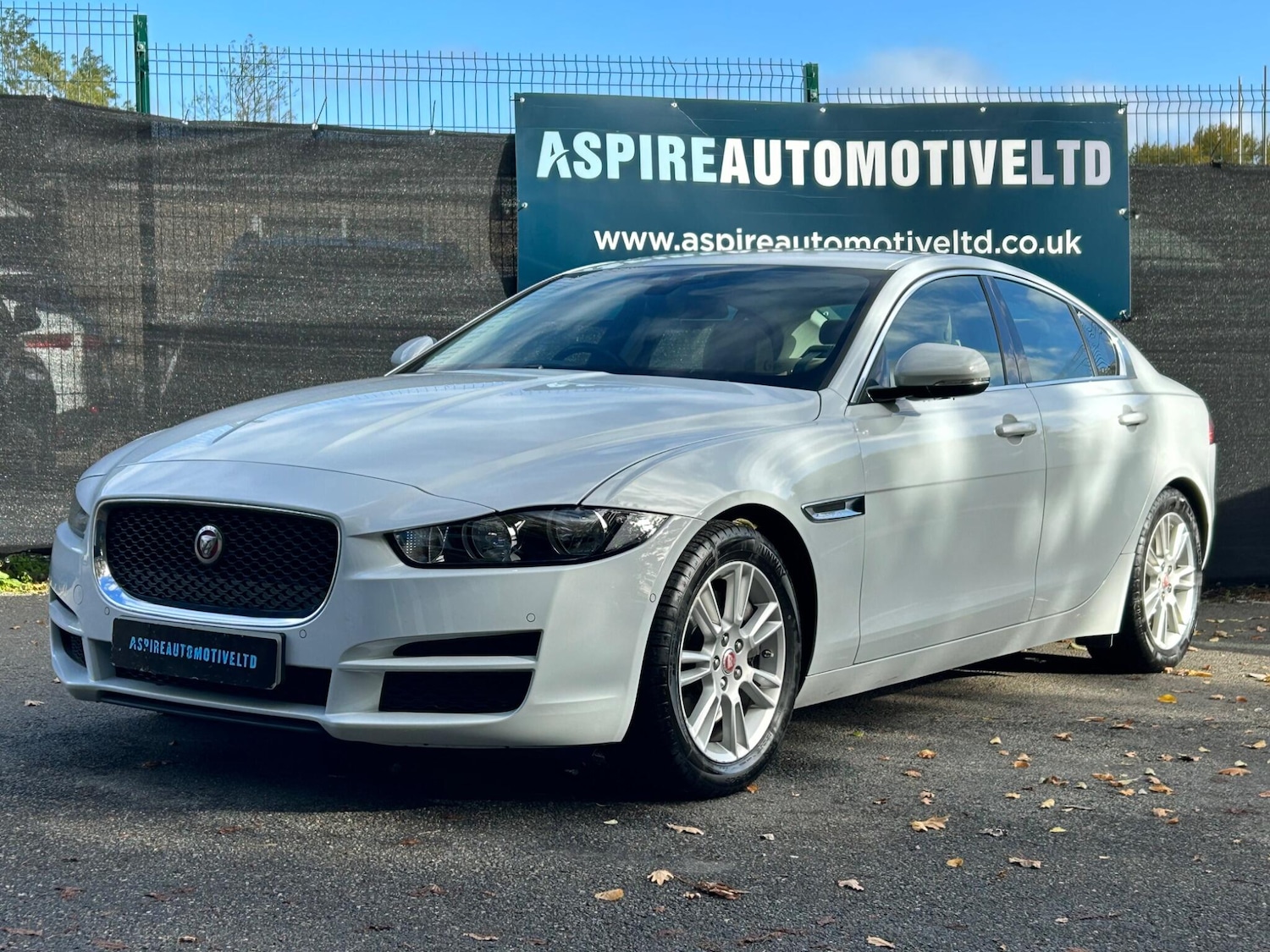 Used Jaguar XE 2015 for sale - 76388490: Photo 3