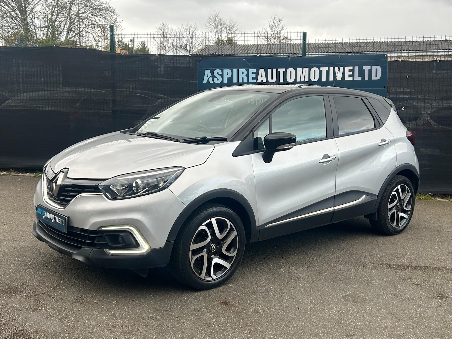 Used Renault Captur for sale - 78072238: Photo 2