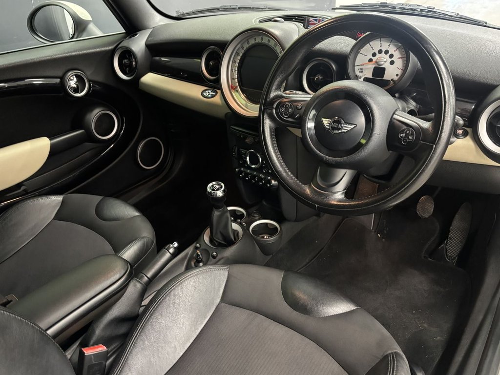 Used MINI Convertible 2010 for sale - 77436808: Photo 16