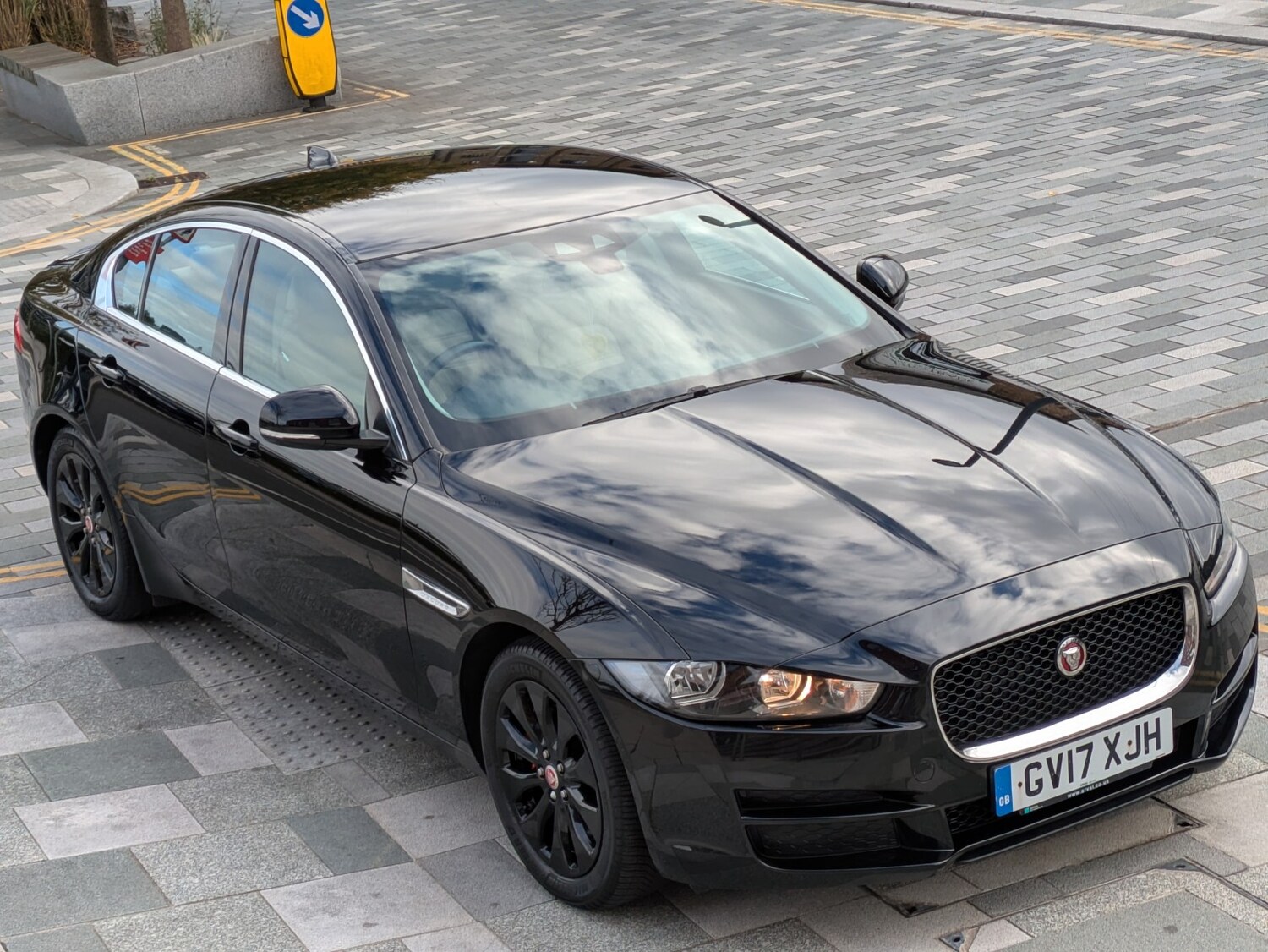 Used Jaguar XE 2017 for sale - 76387369: Photo 2