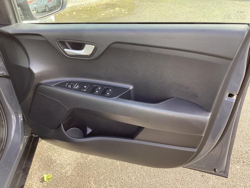 Used Kia Stonic 2023 for sale - 75632632: Photo 25