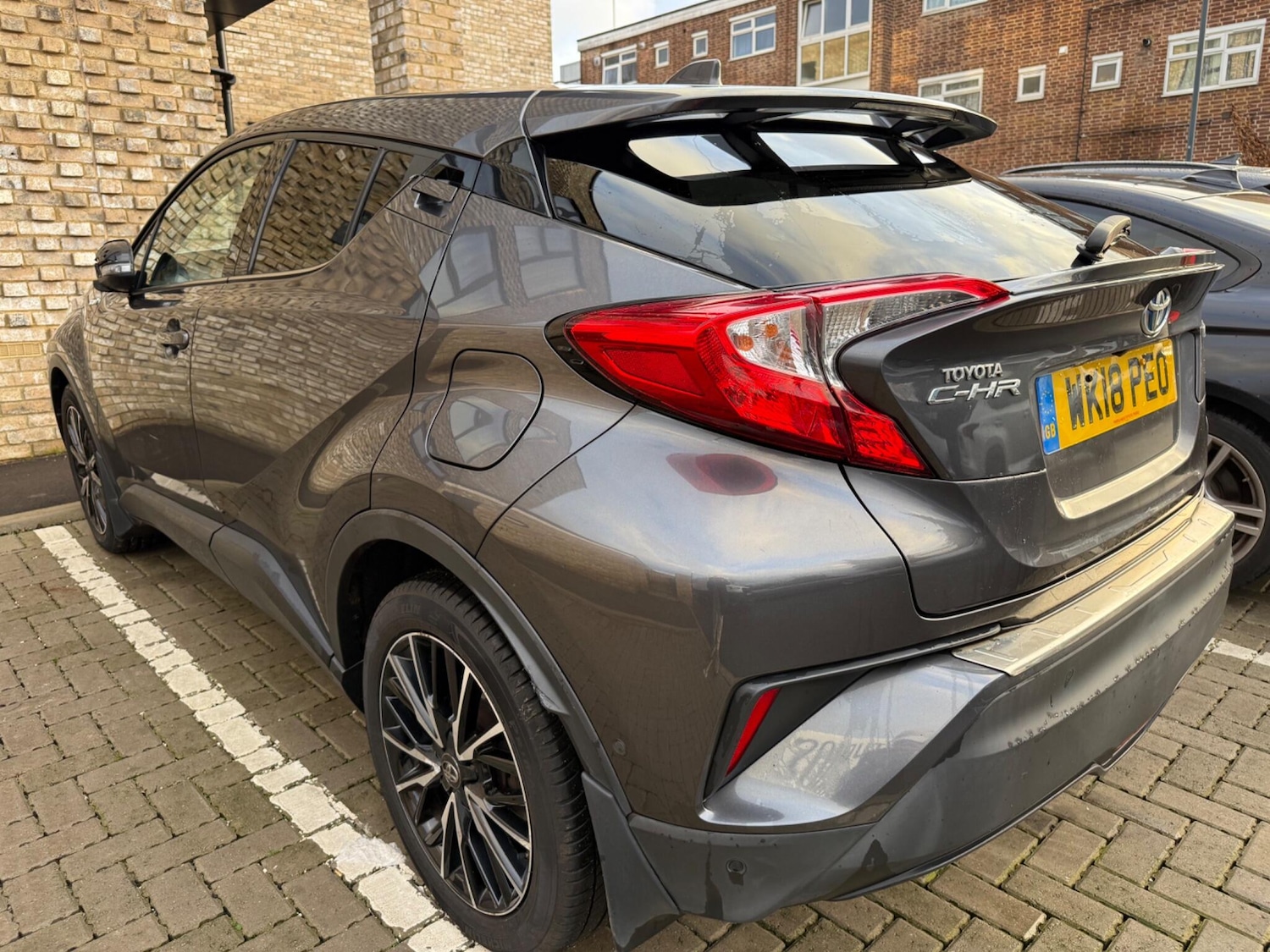 Used Toyota C-HR 2018 for sale - 77344105: Photo 3