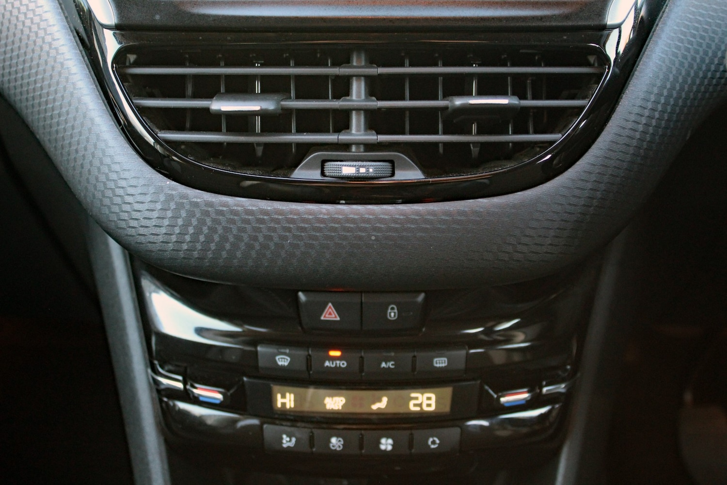 Used Peugeot 2008 2016 for sale - 76837027: Photo 23