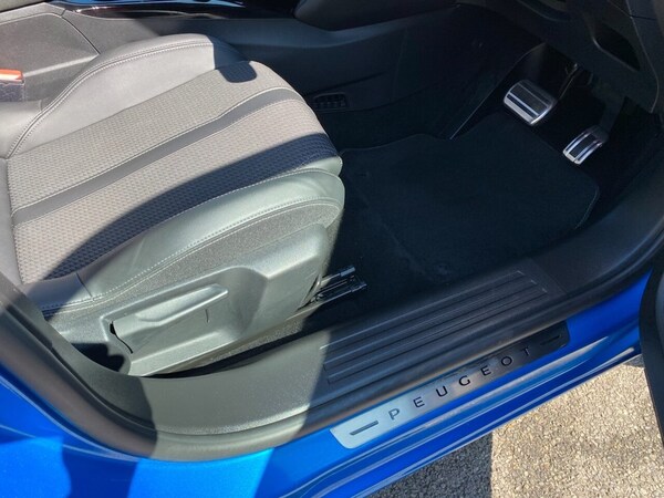 Used Peugeot E-2008 2022 for sale - 74708712: Photo 31