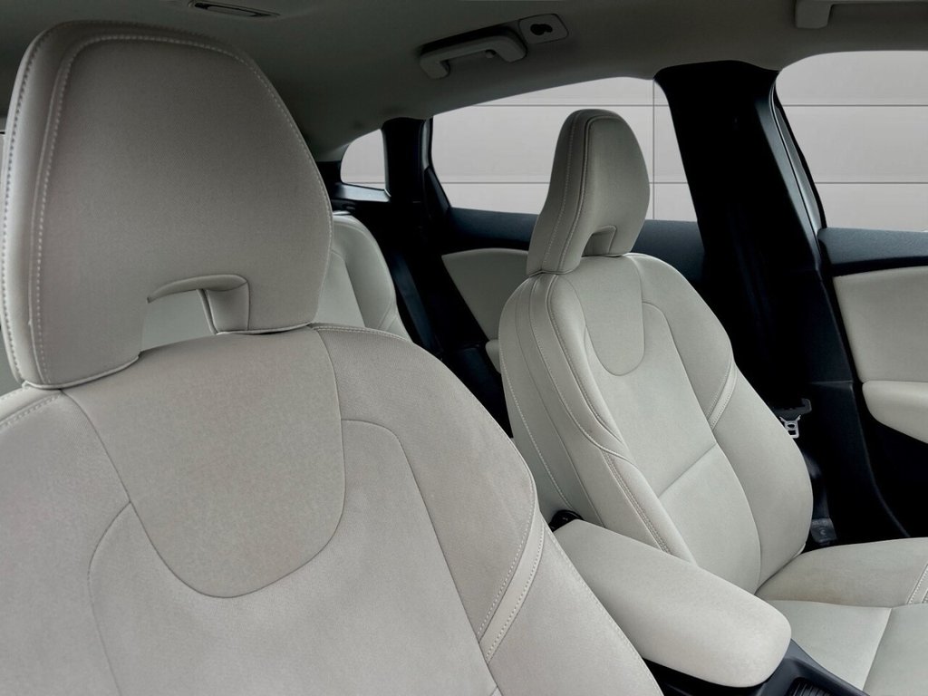 Used Volvo V40 2015 for sale - 76744543: Photo 10