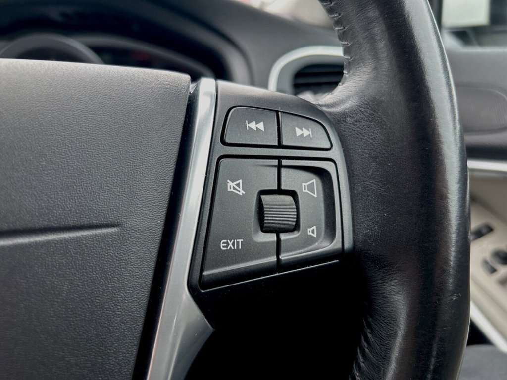 Used Volvo V40 2015 for sale - 76744543: Photo 25