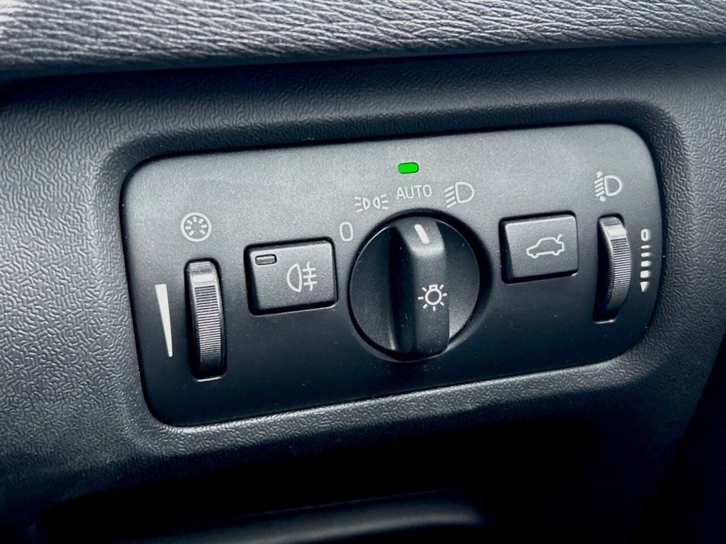 Used Volvo V40 2015 for sale - 76744543: Photo 29