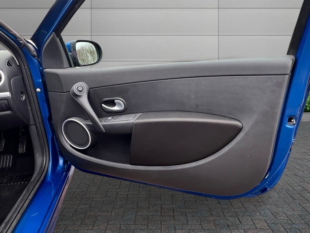 Used Renault Clio 2011 for sale - 76973618: Photo 11