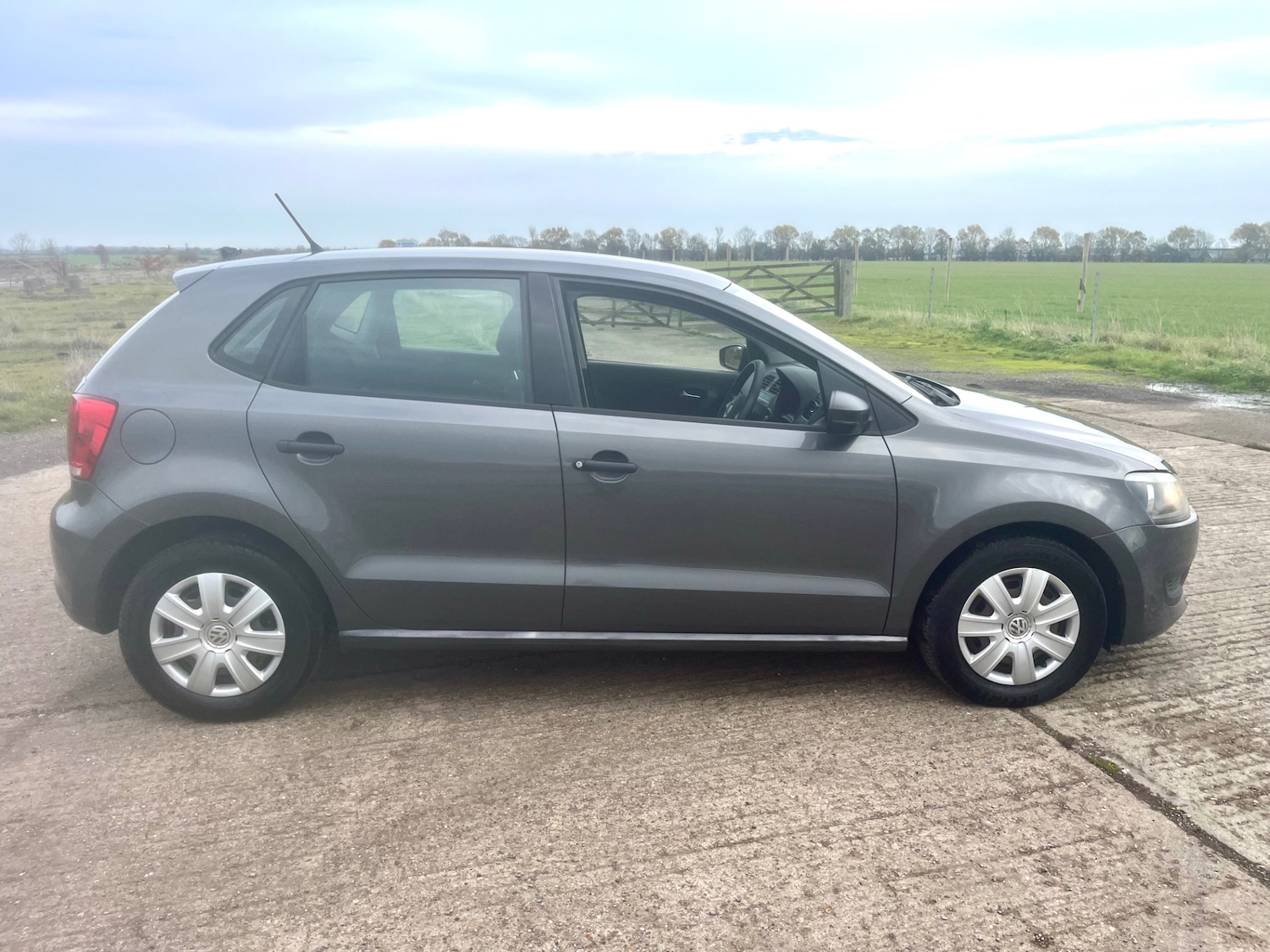Used Volkswagen Polo 2011 for sale - 76387027: Photo 4