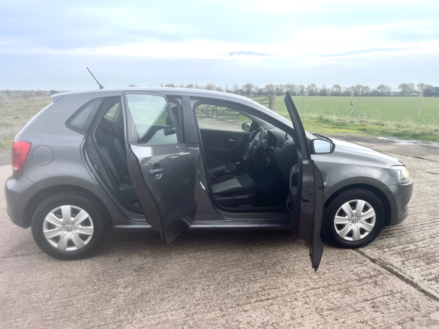 Used Volkswagen Polo 2011 for sale - 76387027: Photo 5