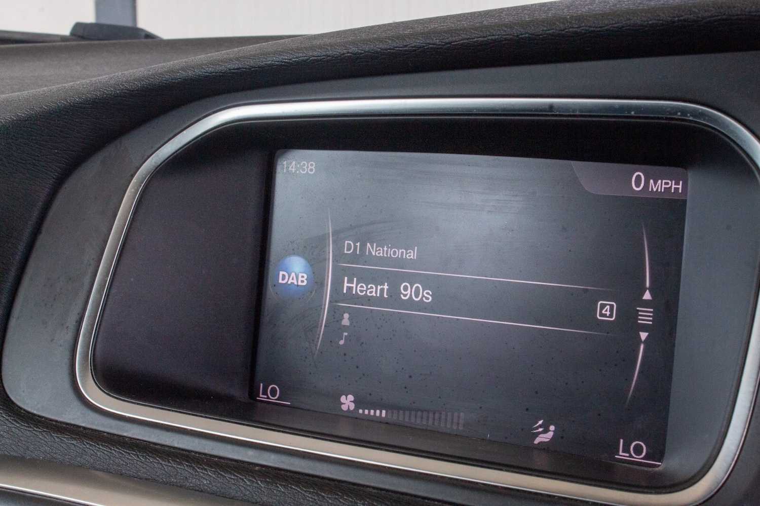 Used Volvo V40 2017 for sale - 76276316: Photo 11