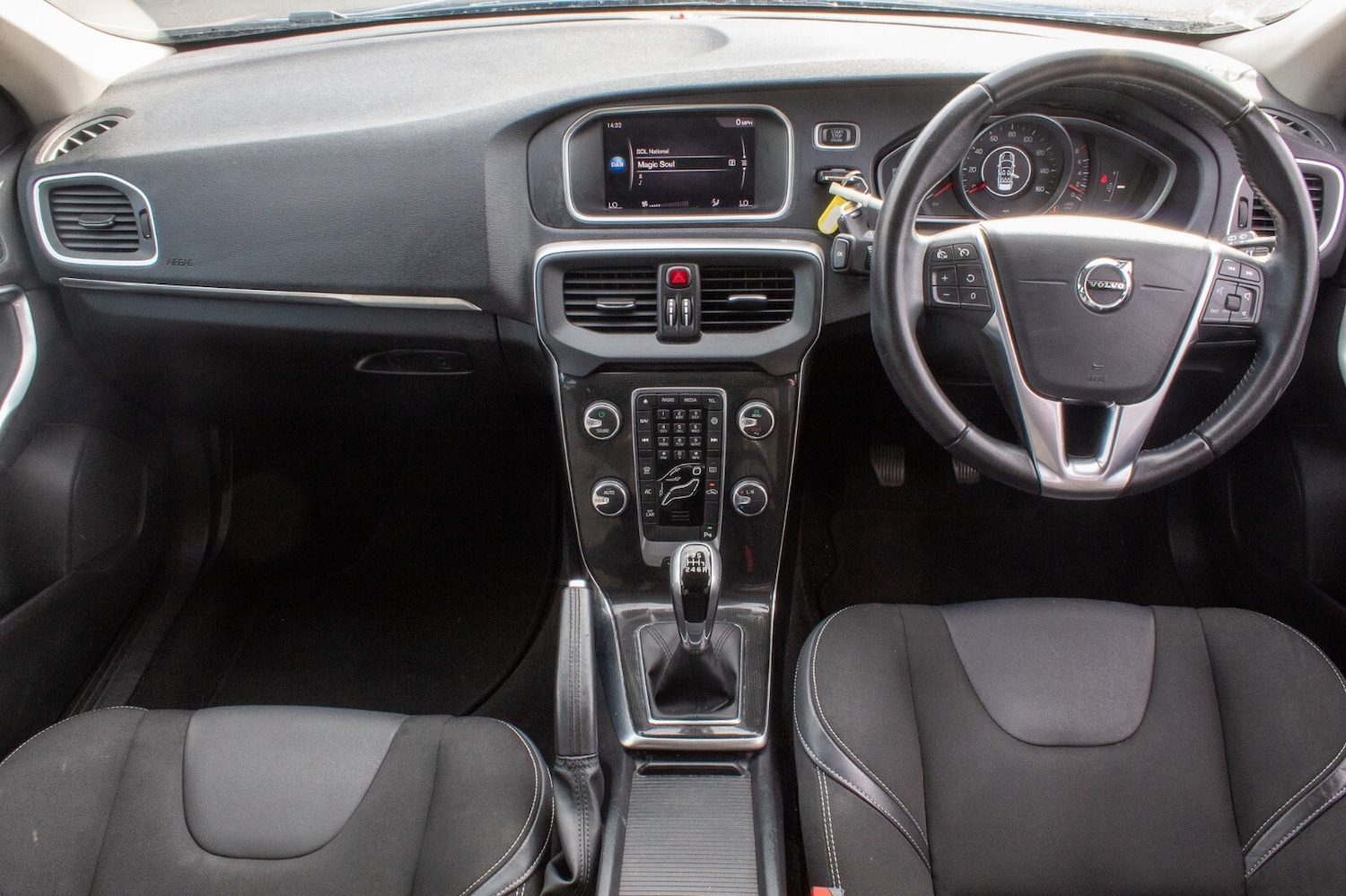 Used Volvo V40 2017 for sale - 76276316: Photo 2