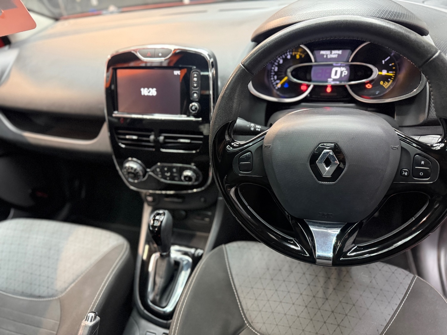 Used Renault Clio 2014 for sale - 76568164: Photo 9