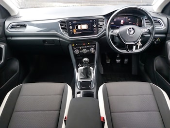 Used Volkswagen T-Roc 2018 for sale - 77252199: Photo