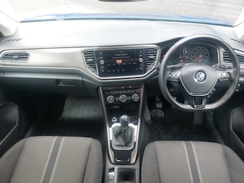 Used Volkswagen T-Roc 2018 for sale - 76150480: Photo
