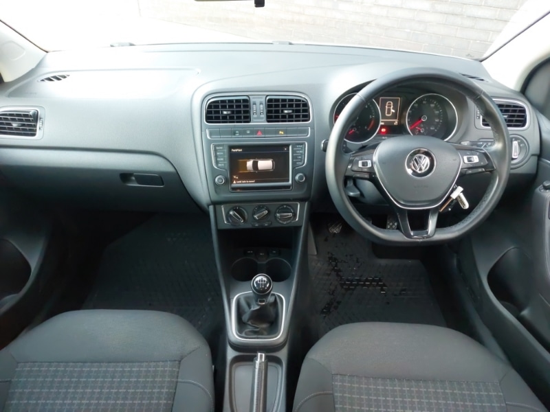Used Volkswagen Polo 2016 for sale - 76630577: Photo 2