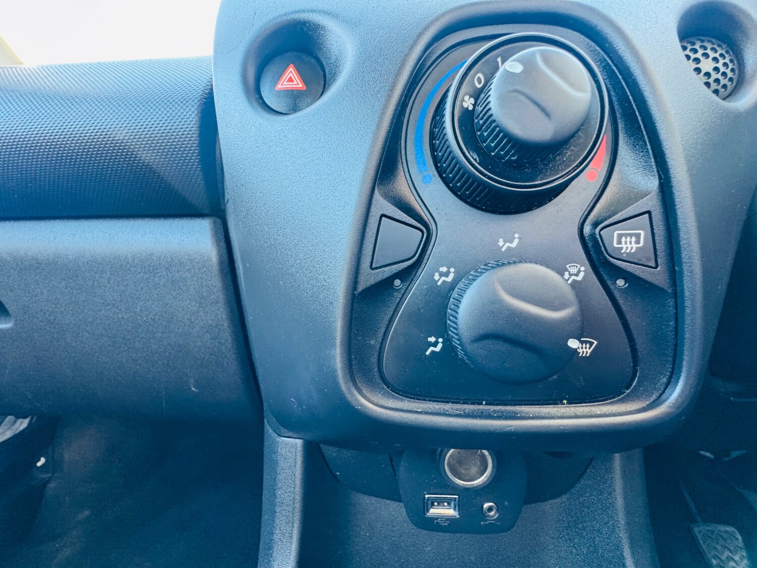 Used Toyota AYGO 2014 for sale - 77983610: Photo 33