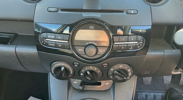 Used Mazda Mazda2 2011 for sale - 76306186: Photo 9