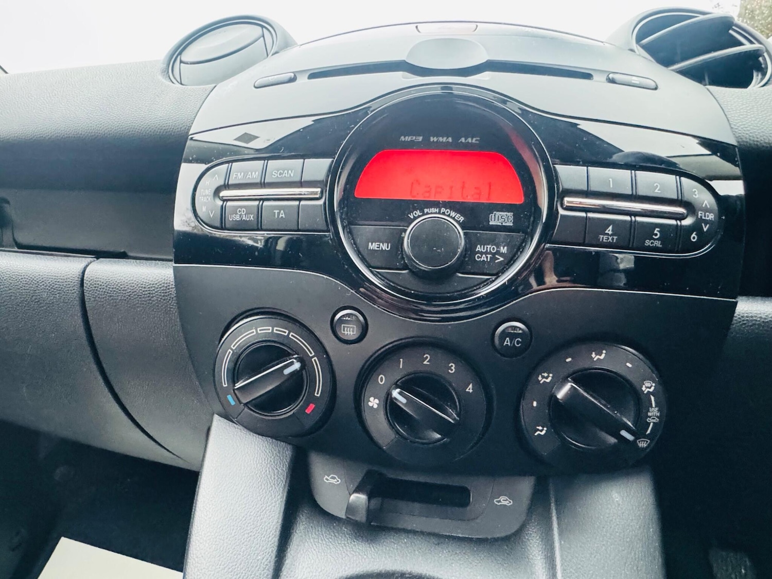 Used Mazda Mazda2 2014 for sale - 77060128: Photo 37