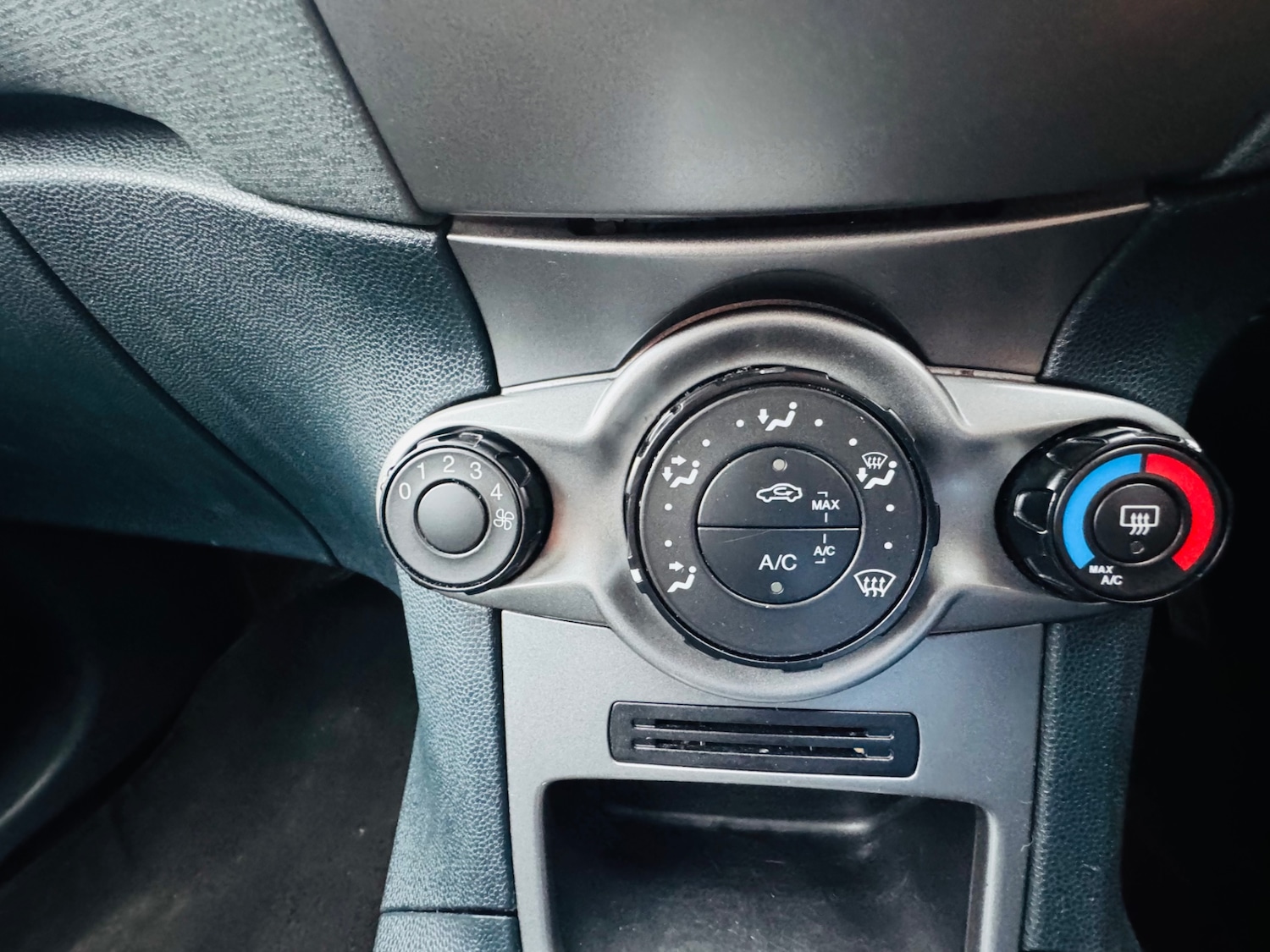 Used Ford Fiesta 2010 for sale - 77564575: Photo 37