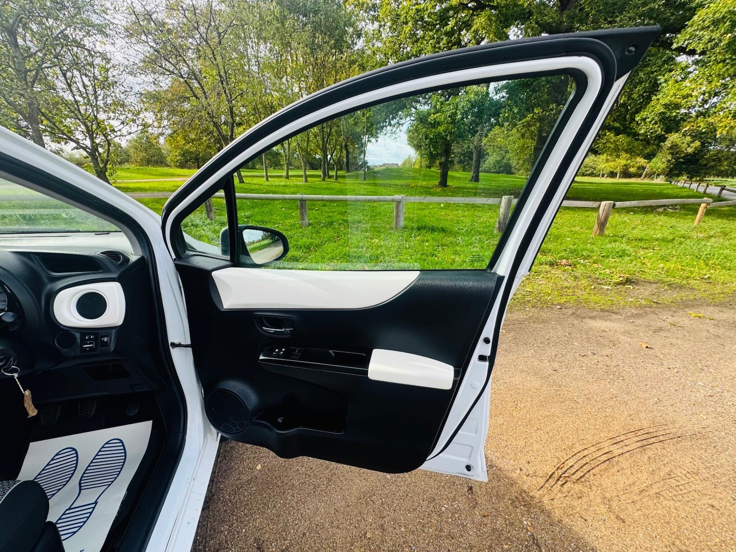 Used Toyota Yaris 2013 for sale - 76440542: Photo 21