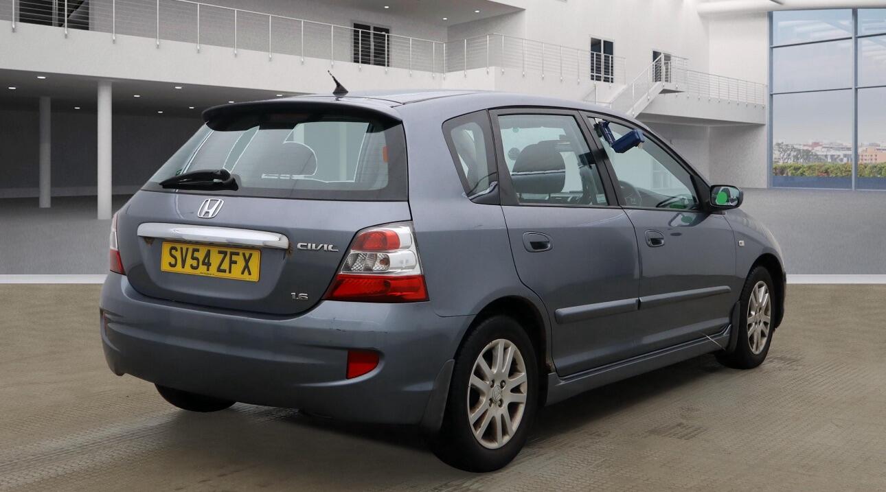 Used Honda Civic 2004 for sale - 76771649: Photo 2