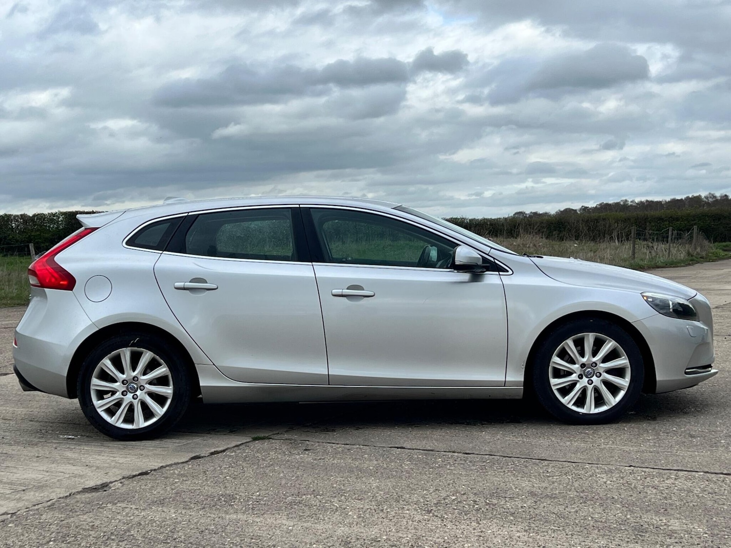Used Volvo V40 for sale - 78135735: Photo 2