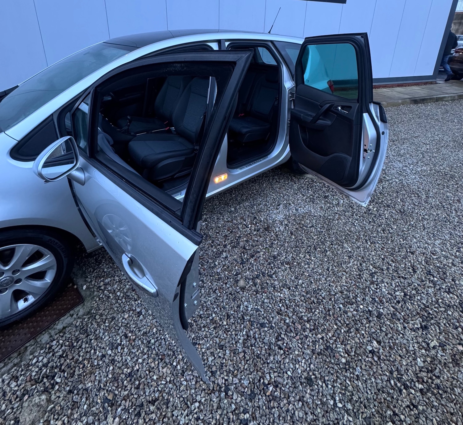 Used Vauxhall Meriva 2011 for sale - 77326506: Photo 2