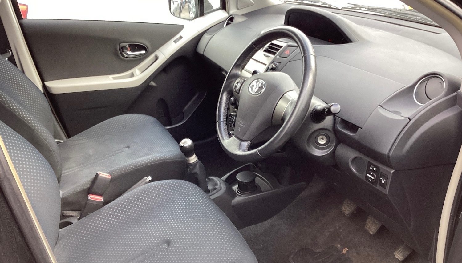Used Toyota Yaris 2010 for sale - 77841865: Photo 8