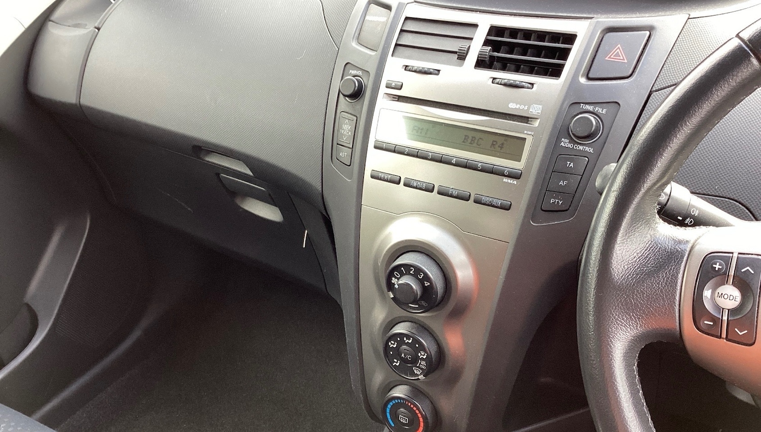 Used Toyota Yaris 2010 for sale - 77841865: Photo 9