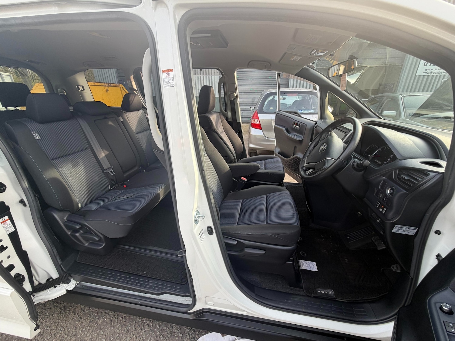 Used Toyota Voxy 2015 for sale - 78014612: Photo 16