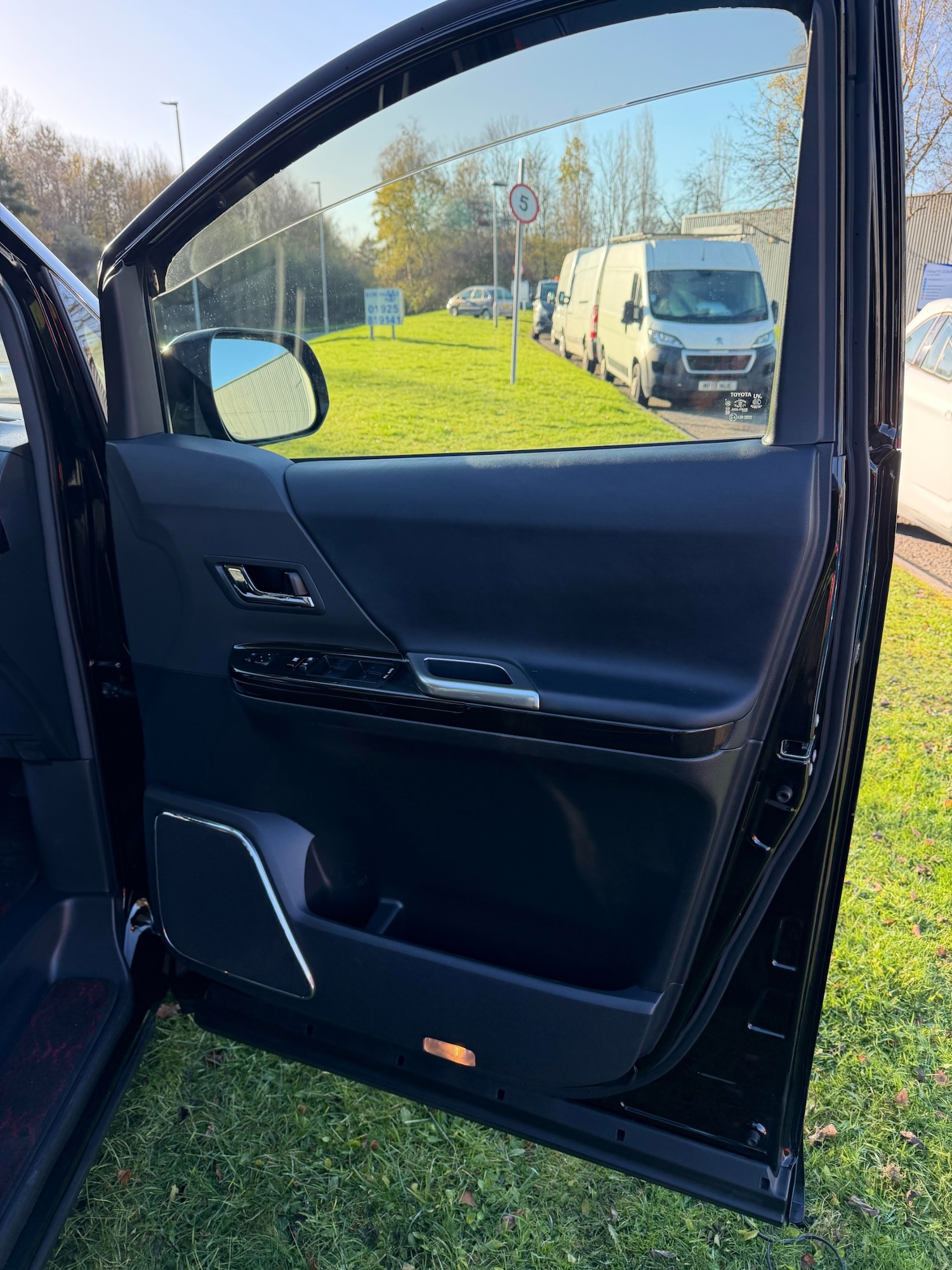 Used Toyota Vellfire 2013 for sale - 76693651: Photo 21