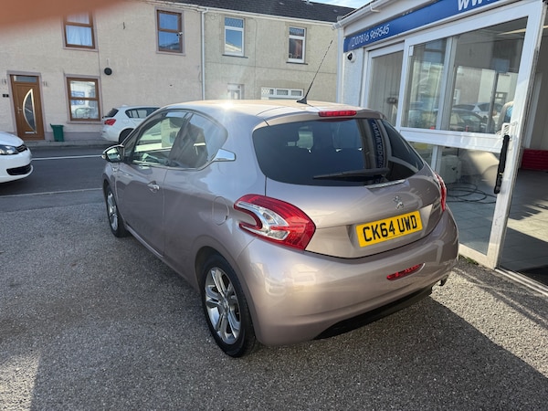 Used Peugeot 208 2014 for sale - 76265335: Photo 6