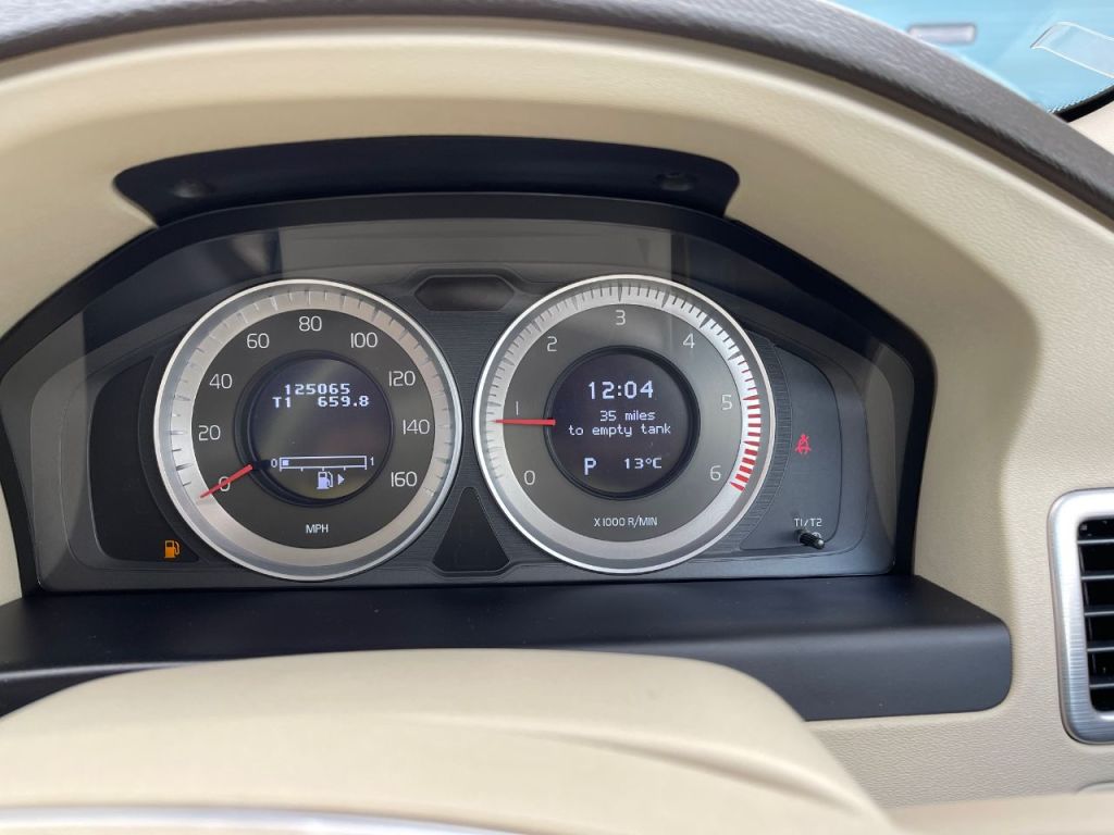 Used Volvo XC70 2011 for sale - 76395494: Photo 16